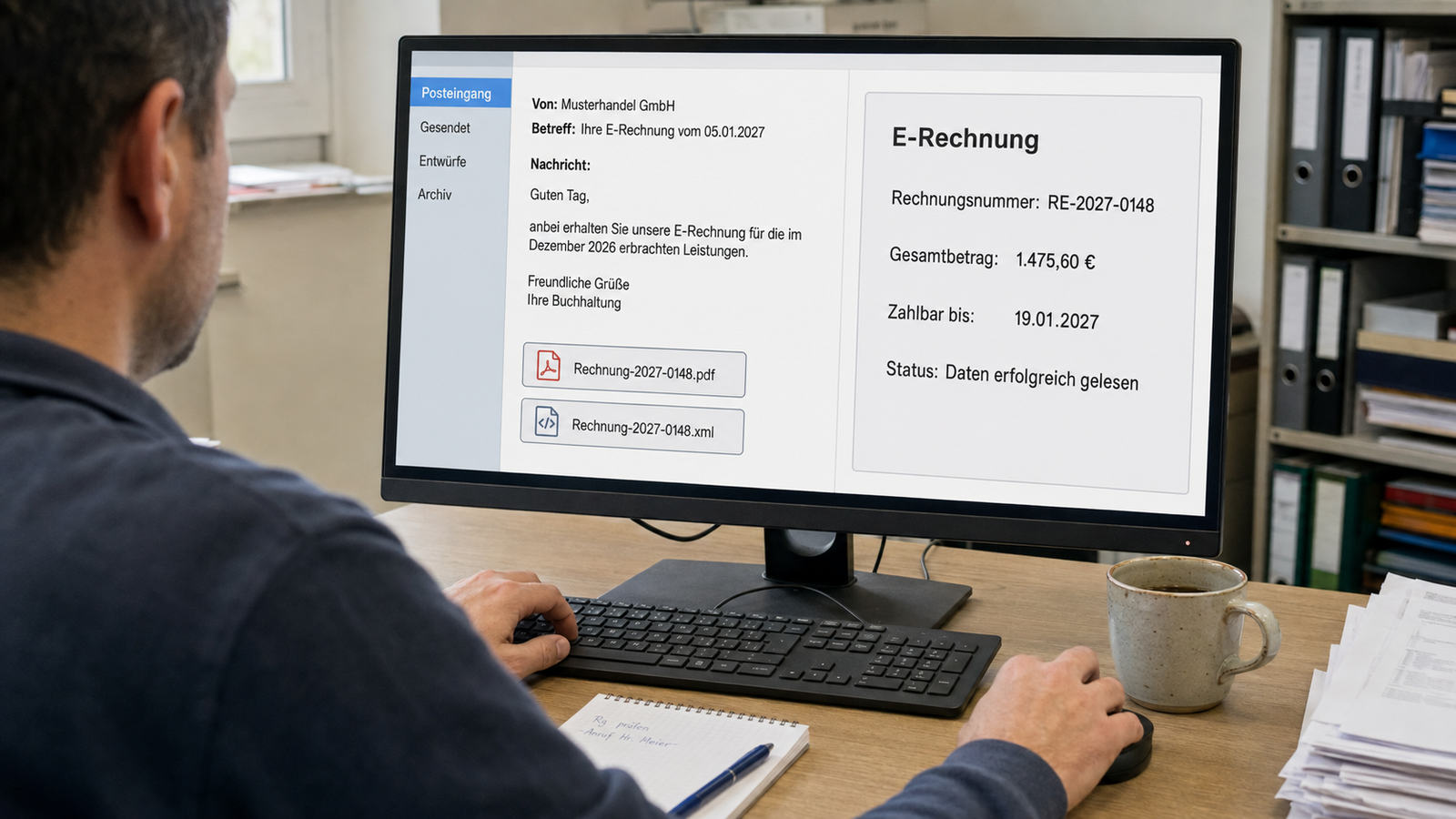 Person prüft am Smartphone eine eingehende Rechnung, während im Hintergrund ein E-Mail-Postfach am Computerbildschirm zu sehen ist, als Symbolbild für den Empfang elektronischer Rechnungen